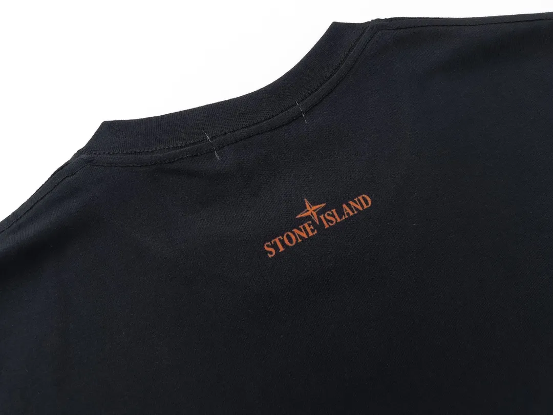 W616#P110💰 [Stone lsland/Stone Island summer new short-sleeved T-shirt with big green compass print on the chest] ⚠️[Original creation, high control of details] Made of 260g combed cotton 32-count double yarn - Simple basic versatile style, original single quality, the first choice for couples. - Made in a large factory, four needles and five threads on the shoulder, neatly arranged, high quality workmanship. - Same style for men and women, very versatile, one piece for each person Details are clearly visible. Color: Black White Size: M L